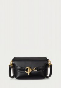 Mala de ombro em pele preta com fecho de aba, ferragens douradas e alça destacável. Textura lisa e forma arredondada simples.