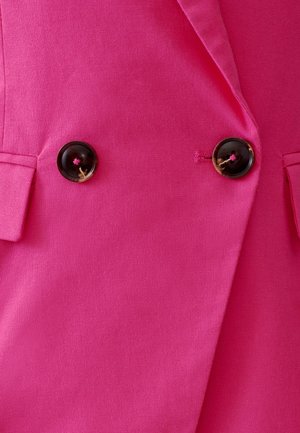 Felle roze jassenstof met een gladde textuur, voorzien van twee glanzende zwarte knopen met een bloemenpatroon en zijzakken.