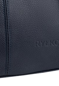 Mørkeblå lædermateriale med en struktureret overflade. Har synlige syninger og prægede detaljer med mærket "RYLKO." Glat, struktureret form.