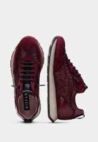 Baskets bordeaux avec un mélange de textures brillantes et en daim, dotées d'une semelle à motif, de lacets noirs et de détails de logo sur la languette.