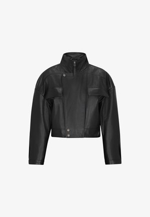 Schwarze Leder-Bomberjacke mit hohem Kragen, Frontreißverschluss, zwei Klappentaschen und einem kantigen Schulterdesign. Glatte Textur und detaillierte Nähte.