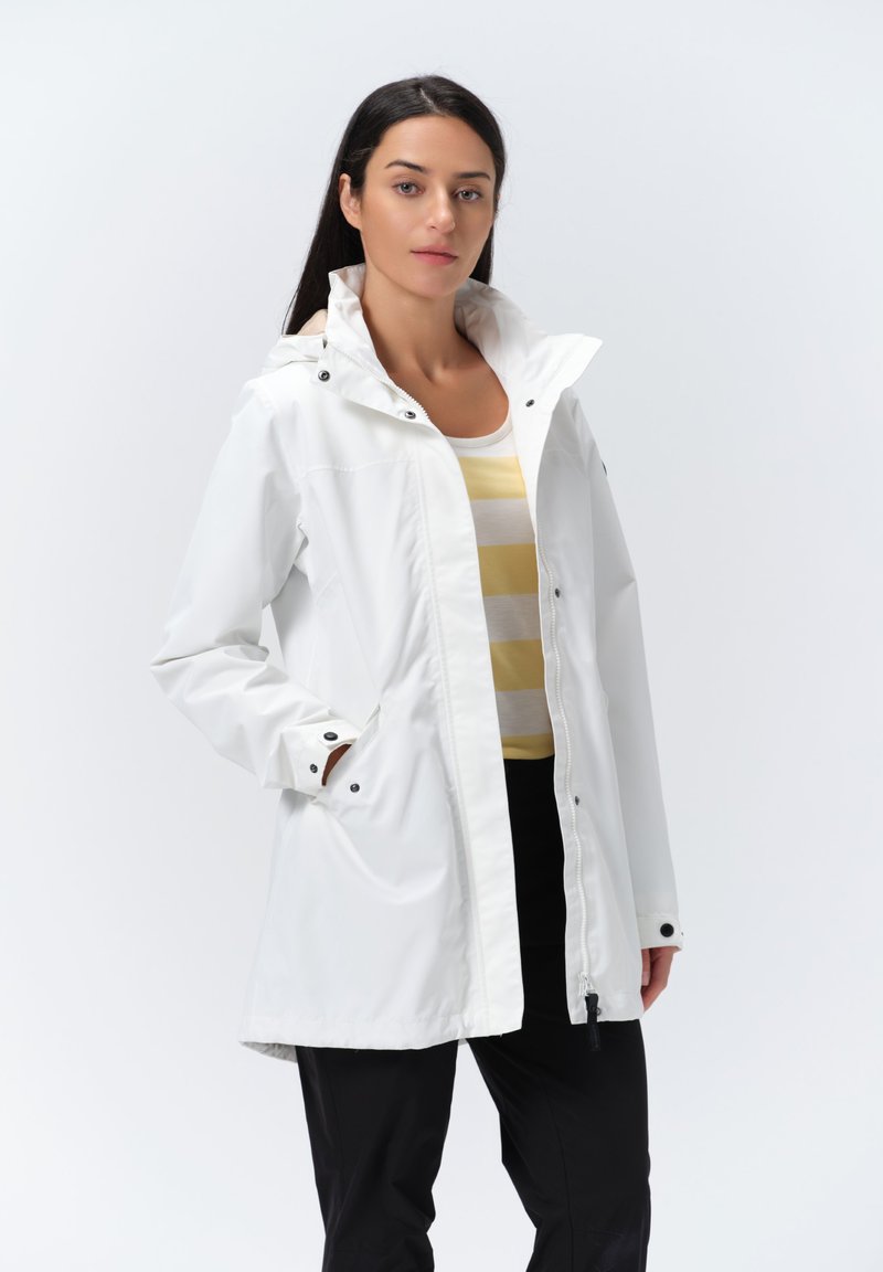 Weiße wasserdichte Jacke mit Kapuze, Reißverschluss und Druckknöpfen. Verfügt über seitliche Taschen und eine glatte Textur. Getragen über einem gestreiften Hemd.