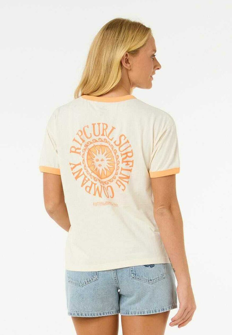 Crème kleurig T-shirt met oranje accenten, korte mouwen, voorzien van een cirkelvormige zonafbeelding en tekst op de achterkant. Casual pasvorm.