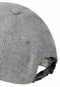 Grijze vilten pet met een ronde vorm, voorzien van een knoop bovenop en een zwarte verstelbare band aan de achterkant voor een goede pasvorm.
