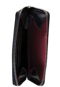Portafoglio con zip in pelle blu scuro e interno in tessuto rosso. Dotato di più slot per carte, un ampio scomparto e hardware della zip in argento.