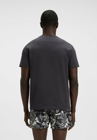 Kortærmet, mørkegrå t-shirt i en afslappet pasform, lavet af blødt bomuld, med rund halsudskæring og uden synlige mønstre eller accenter.