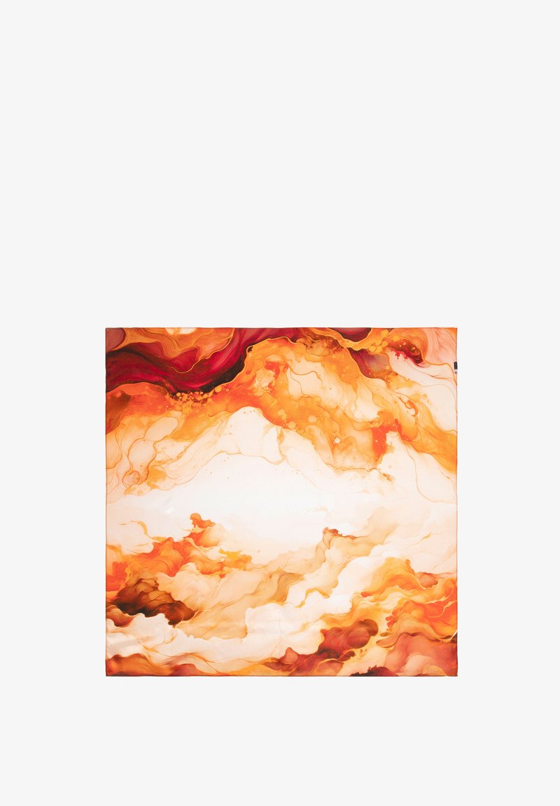 Zijde sjaal met wervelende abstracte patronen in warme tinten van oranje, rood en crème, met een zachte textuur en zonder zichtbare hardware.
