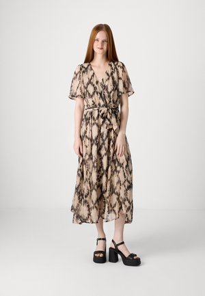 Lett, knelang kjole i beige med svart leopardmønster, korte fladderermarmer, en livbånd, og en lett, gjennomsiktig tekstur. Kombinert med svarte platåsandaler.
