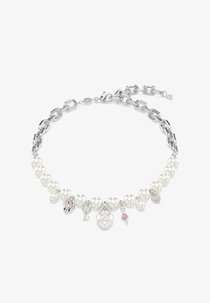 Perlenkette mit einer Silberkette, abwechselnd glänzenden Perlen und verschiedenen Anhängern, darunter Herzen und Schlüssel mit pinken und klaren Akzenten.