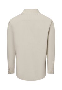 Beige overhemd met lange mouwen, een kraag, rechte rug, knoopmanchetten en een gladde, lichte stofstructuur. Geen zichtbare patronen of accenten.