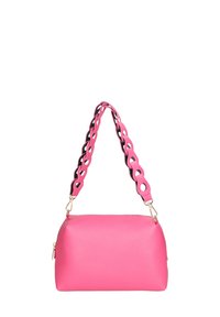 Borsa in pelle rosa con una forma strutturata, caratterizzata da una catena unica rosa e nera. Chiusura con zip e superficie liscia.