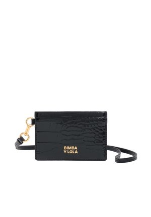 Pequeño tarjetero cruzado texturizado en negro con herrajes dorados y el logotipo "BIMBA Y LOLA" en la parte frontal, sujeto a una correa fina.