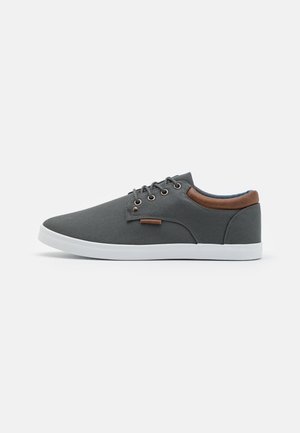 Trainers - grey
