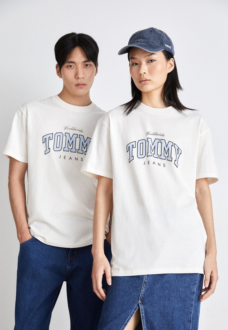 Tommy Jeans VARSITY TEE UNISEX - Camiseta estampada - ancient white