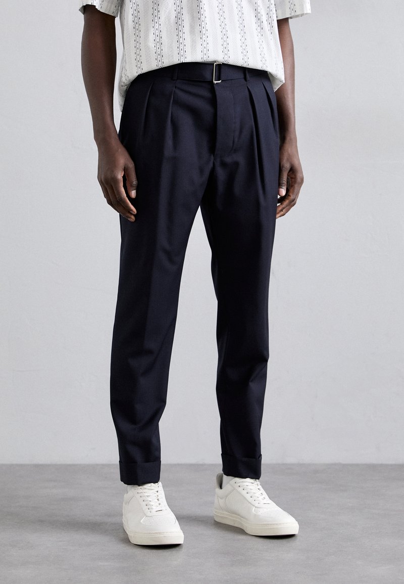 OFFICINE GENERALE - PIERRE  ITALIAN FRESCO - Pantalones chinos - dark navy, Ampliar