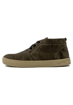 Botas de tobillo de ante marrón con punta redonda, que cuentan con cordones negros, una superficie texturada y una suela de goma beige con costuras definidas.