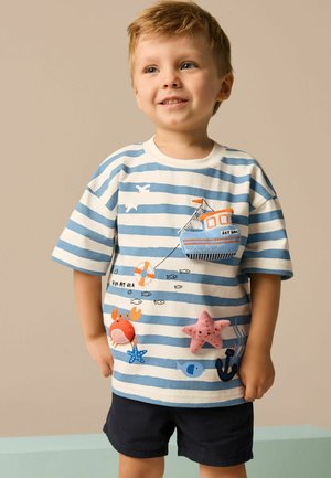 T-shirt in cotone a righe blu e bianco con applicazioni a tema marittimo: una barca, un granchio, una stella di mare e un pesce. Maniche corte, vestibilità comoda.