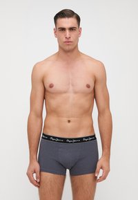 Sivi pamučni bokserice s crnim pojasom na kojem se nalazi bijeli natpis "Pepe Jeans"; prilagođeni dizajn s glatkom teksturom.