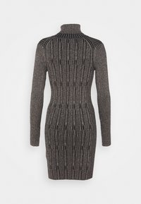 Robe pull à col roulé en maille métallique noire et grise avec un motif côtelé en torsades verticales et des manches longues.