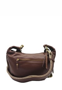 Sac d'épaule en cuir marron avec une poche avant zippée, une quincaillerie dorée et des coutures contrastées beige le long du bord.