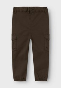 Brune cargobukser med elastisk midjebånd, to sidelommer og innsnevrede ben. Laget av slitesterkt stoff med glatt tekstur.