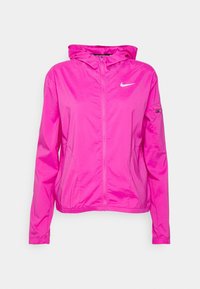 Chaqueta ligera de color rosa brillante con capucha, cremallera frontal, puños elásticos y un pequeño logotipo en el pecho. Textura de tela suave y brillante.