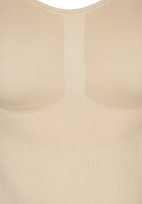 Beige naadloze top met een ribbelstructuur en een ronde halslijn, ontworpen voor een aangesloten silhouet met ingebouwde ondersteuning.