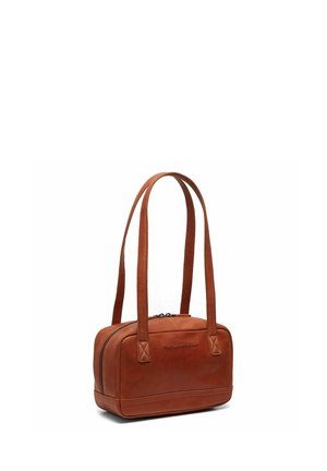 Bruine leren rechthoekige handtas met twee lange bandjes en ritssluiting, rechtopstaand op een witte achtergrond.