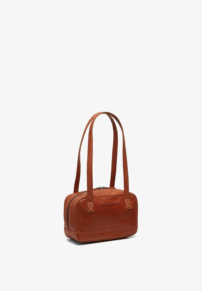 Sac à main rectangulaire en cuir marron avec deux longues bandoulières et fermeture éclair, debout sur fond blanc.