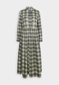 Långärmad, skjortklänning i grön och beige rutigt mönster. Mjuk tyg med rynkad midja och kompakt krage. Framficka detalj.