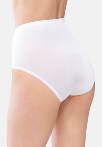Weiße Baumwollunterwäsche mit hoher Taille, die durch eine glatte Textur, einen elastischen Bund und einen klassischen Schnitt ohne sichtbare Nähte besticht.