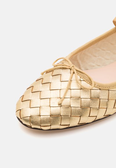 Loeffler Randall LEONIE SOFT BALLET FLAT - Balerínky s remienkom okolo členku - gold