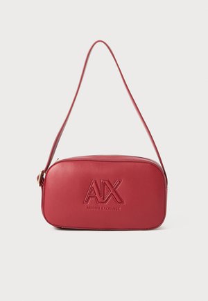 Punane nahast õlalauk, millel on reljeefne "AIX" logo. Omab ümarat ristkülikukujulist kujundust, ühte rihma ja siledat tekstuuri. Lukustamine zipperiga.
