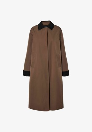 Dlouhý hnědý kabát s černým límcem a černými manžetami, přední kapsy a skryté zapínání vpředu.