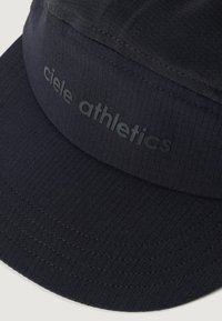 Cappellino sportivo blu navy realizzato in un tessuto leggero e testurizzato. Presenta un ampio visiera e il logo in rilievo "ciele athletics" sulla parte anteriore.