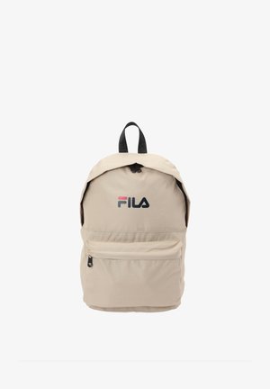 Beige FILA-rugzak met voorvak met ritssluiting, zwart handvat bovenaan en zwart-rood logo op het hoofdcompartiment.