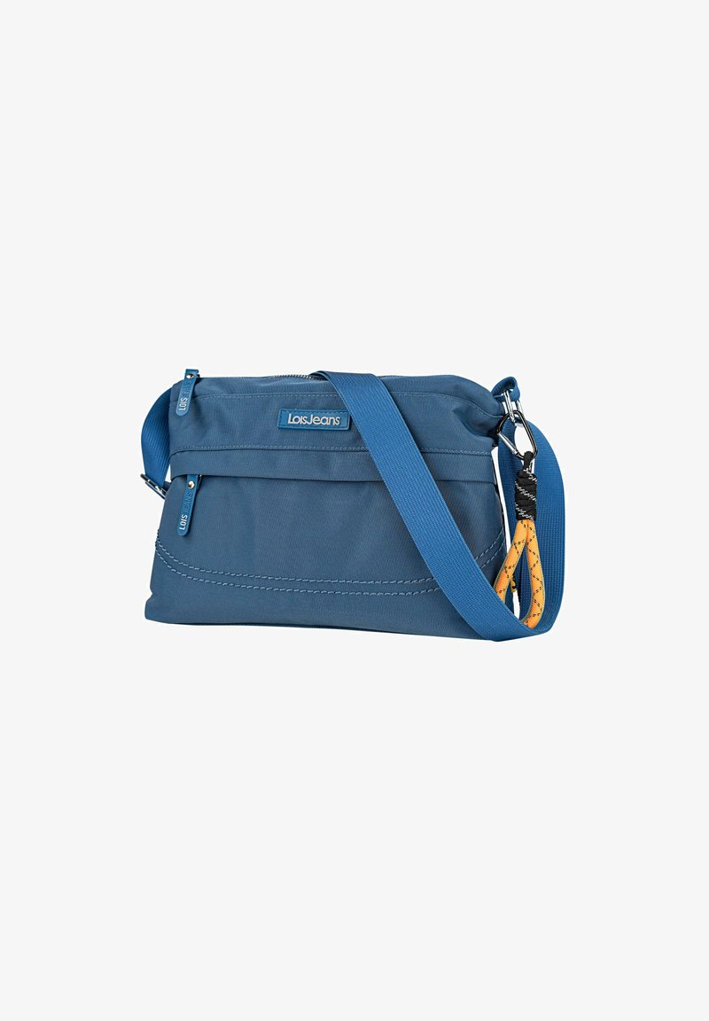 Bolso bandolera sintético azul con cierre de cremallera, correa ajustable y detalle decorativo amarillo. Cuenta con múltiples bolsillos exteriores.