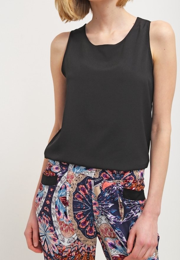 Zalando Essentials Blůza - black
