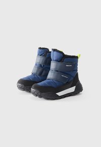 Bottes imperméables bleu foncé avec semelles en caoutchouc noir, bandes Velcro, doublure en fourrure et un onglet d'accent vert. Motif texturé sur la semelle.