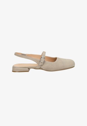 Chaussure plate beige en daim avec bride arrière, petit talon et boucle réglable sur le dessus du pied.