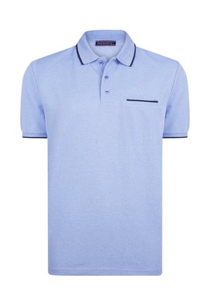Polo azzurro chiaro realizzato in tessuto testurizzato. Presenta un colletto con rifinitura navy, tre bottoni e una tasca sul petto con un accento navy.