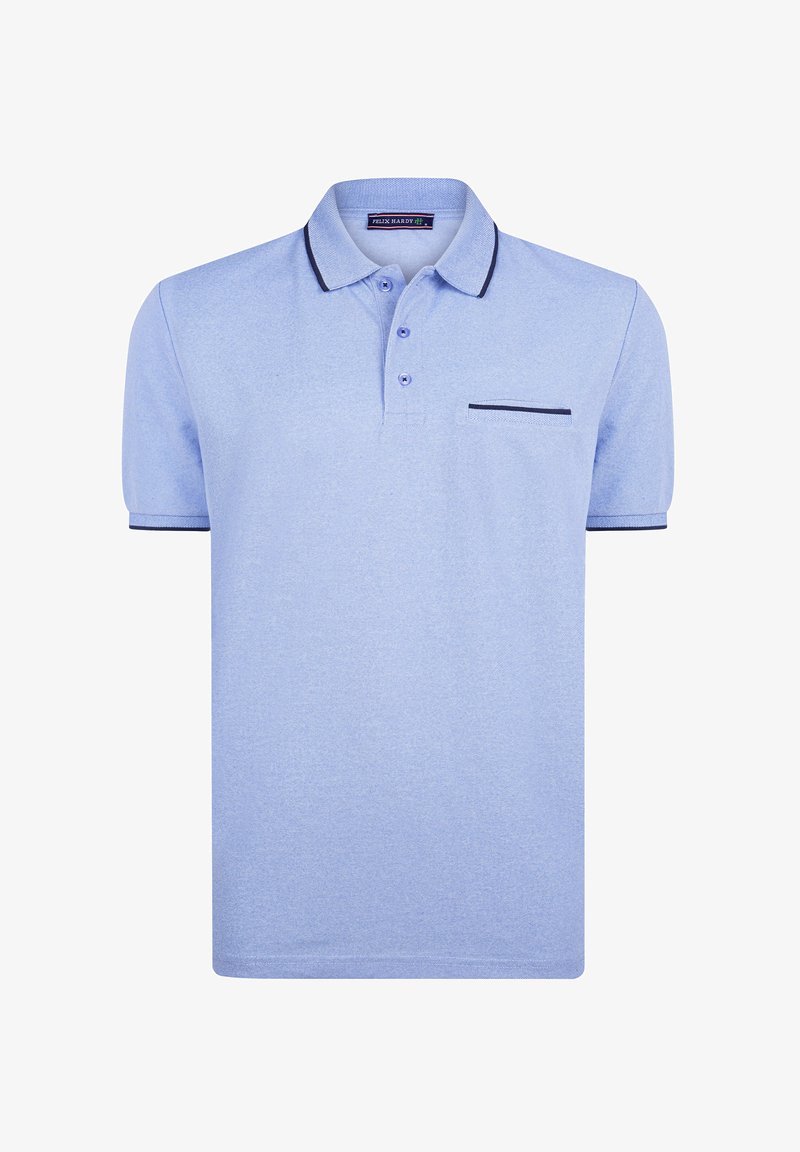 Polo de color azul claro hecho de tela texturizada. Presenta un cuello con ribete en azul marino, tres botones y un bolsillo en el pecho con un acento en azul marino.