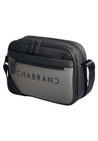 Borsa rettangolare nera e grigia realizzata in materiale liscio, dotata di due tasche con zip e di una tracolla. Il nome del marchio "CHABRAND" è stampato sul davanti.