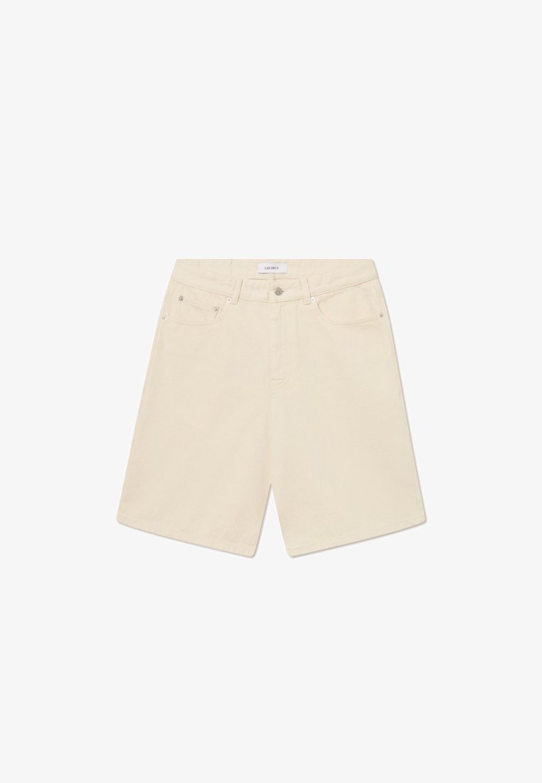Shorts en denim beige avec une coupe droite, dotés d'une fermeture à bouton à l'avant, d'un style à cinq poches et d'une texture lisse.