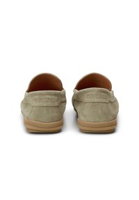 Suede Slipper in hellem Beige mit runder Zehenbox und weichen, tanfarbenen Gummisohlen. Mit Logo-Detail über der Ferse.