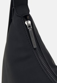 Calvin Klein SOFT MEDIUM TOTE - Handväska - black