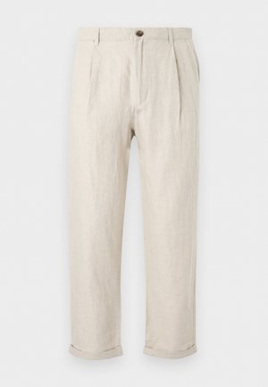 Bež lanene hlače s prednjimi gubami, prednje zapiranje z gumbom in zadrgo, zanke za pas, stranskimi žepi in zavihanimi manšetami.