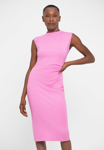 Růžové šaty bez rukávů s přiléhavým střihem, měkká tkanina, vysoký výstřih, délka ke kolenům, detailování po bočních švech, hladká textura, silueta zvýrazňující postavu.