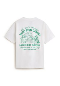 Vit bomullströja med gröntryckt text och grafik. Designen inkluderar en tecknad figur på en soffa med sloganen "Layzee Boy Movers."