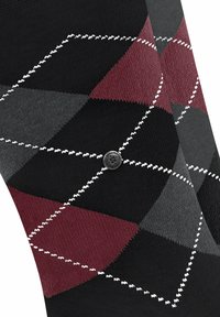 Schwarze Socken mit einem Argyle-Muster in Burgundy, Grau und Anthrazit, mit weißen Nähten und einem kleinen, runden Logostickerei.